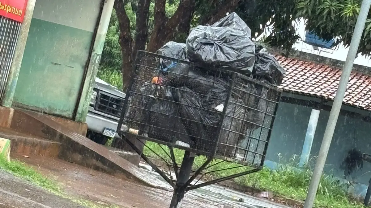 moradores-de-trindade-estao-ha-mais-de-tres-dias-sem-coleta-de-lixo