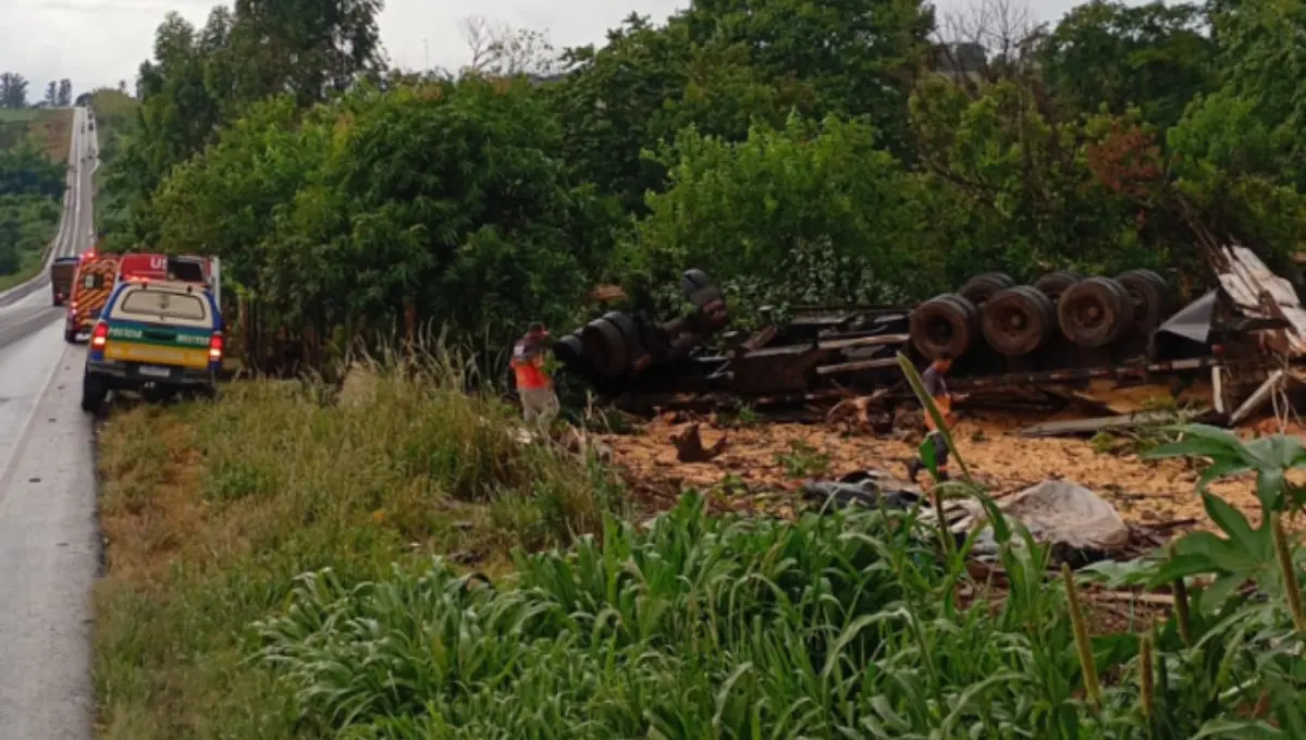 caminhao-carregado-com-milho-tomba-e-deixa-uma-pessoa-morta-na-go-174,-em-rio-verde