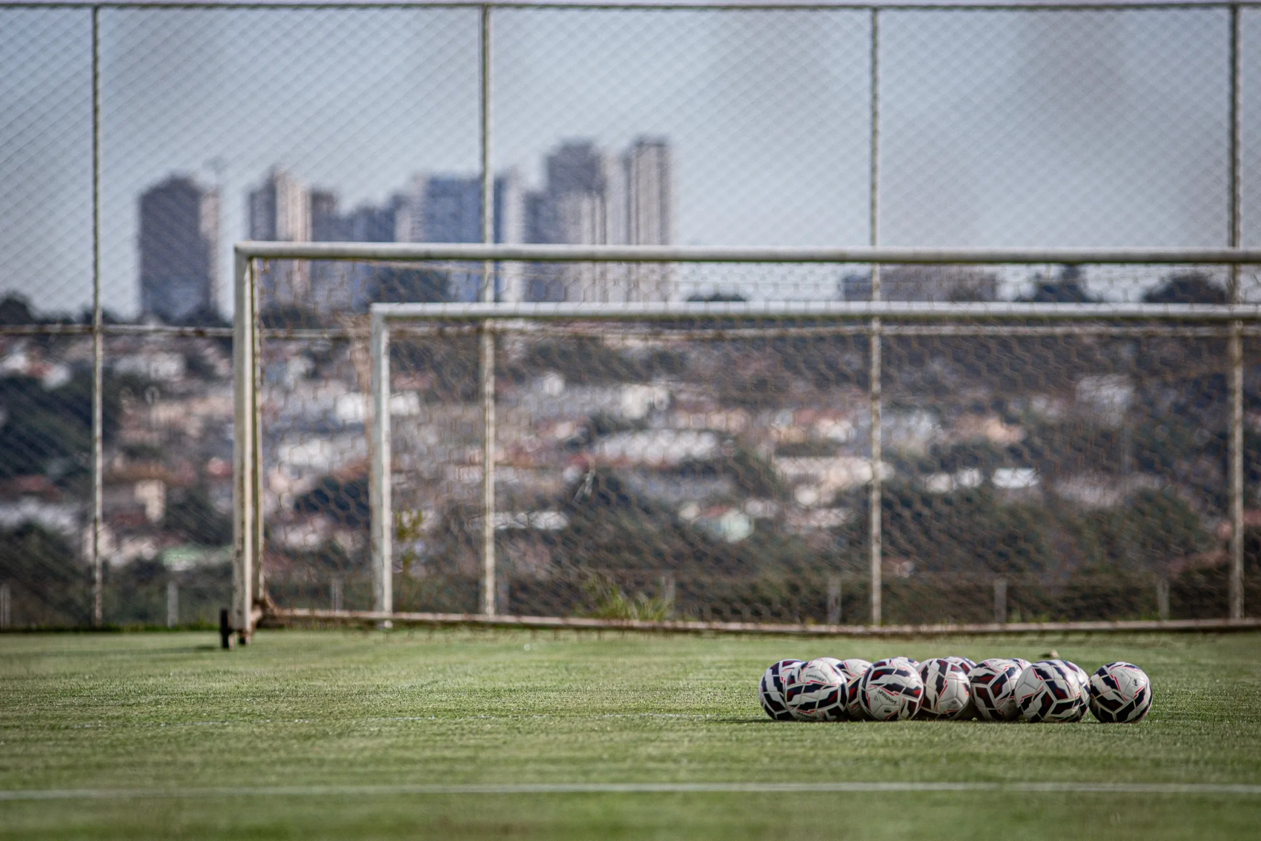 bola-volta-a-rolar-nos-bastidores:-veja-quando-atletico,-vila-e-goias-se-reapresentam