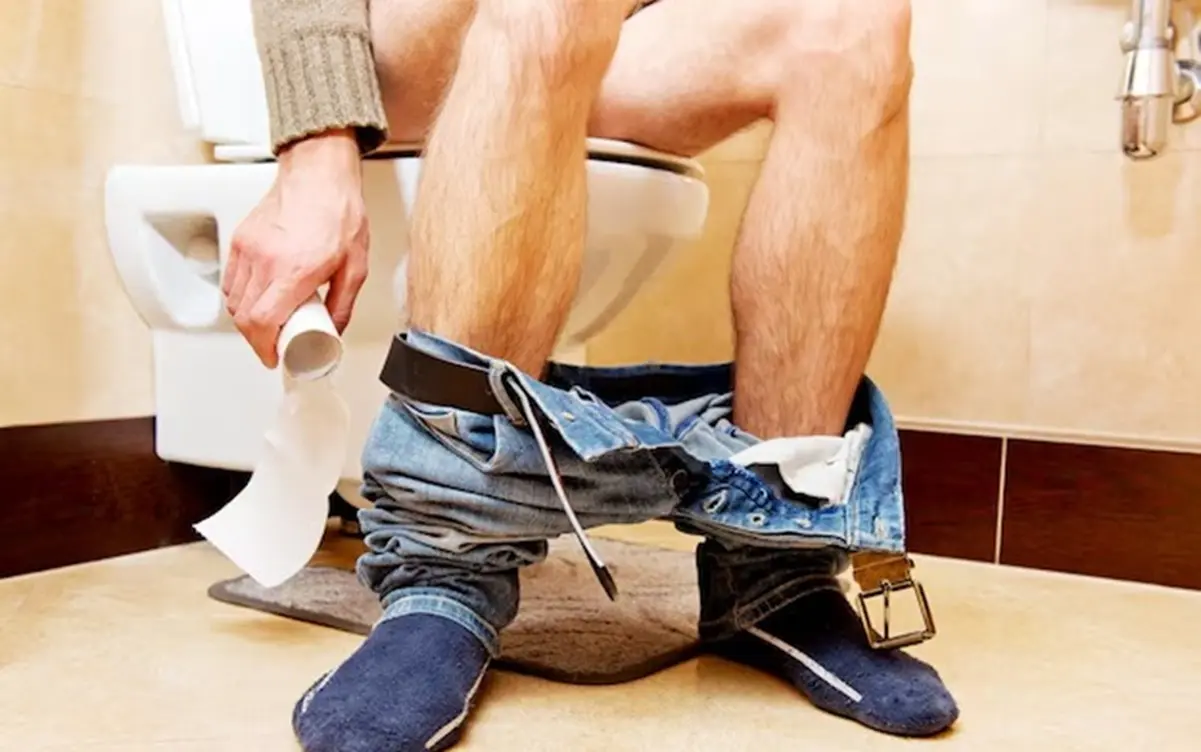 ladrao-engole-joia-de-r$-106-mil-e-policia-espera-6-dias-ate-ele-expelir-“naturalmente”;-veja-foto