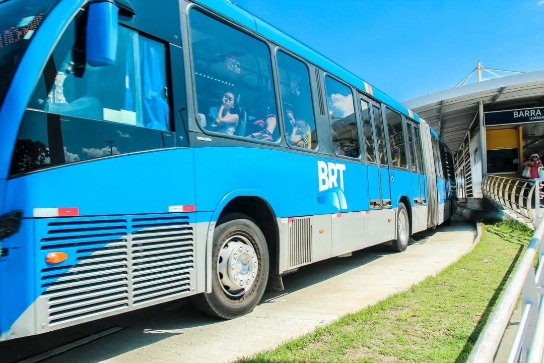 mulher-e-agredida-em-onibus-brt-no-rio-apos-defecar-no-veiculo-e-revidar-com-fezes-contra-passageiro-na-taquara