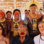em-gravacao-com-indigenas,-luciano-huck-proibe-celular-e-roupa:-‘limpa-a-cultura-de-voces-ai’