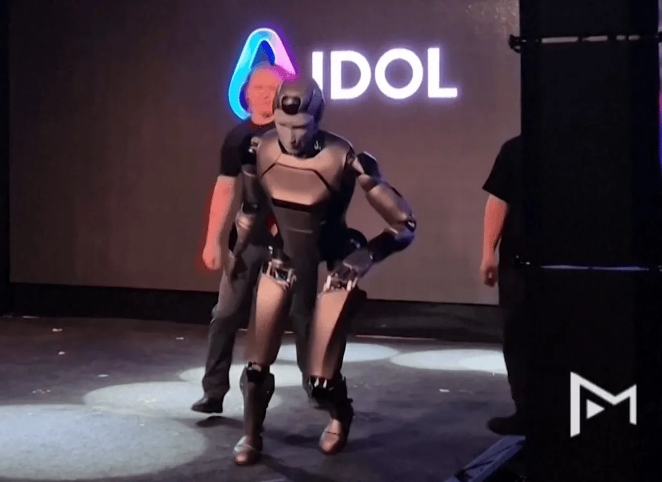 robo-humanoide-da-russia-leva-tombo-e-cai-de-cara-ao-ser-apresentado;-veja-video