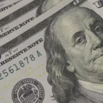 dolar-fecha-em-r$-5,43-e-bolsa-despenca-4%-com-apoio-de-bolsonaro-a-flavio-em-2026