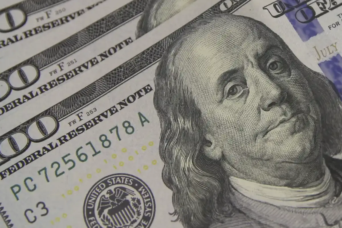 dolar-fecha-em-r$-5,43-e-bolsa-despenca-4%-com-apoio-de-bolsonaro-a-flavio-em-2026