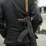 taliba-forca-menino-de-13-anos-a-fuzilar-assassino-de-13-familiares-em-estadio-de-khost