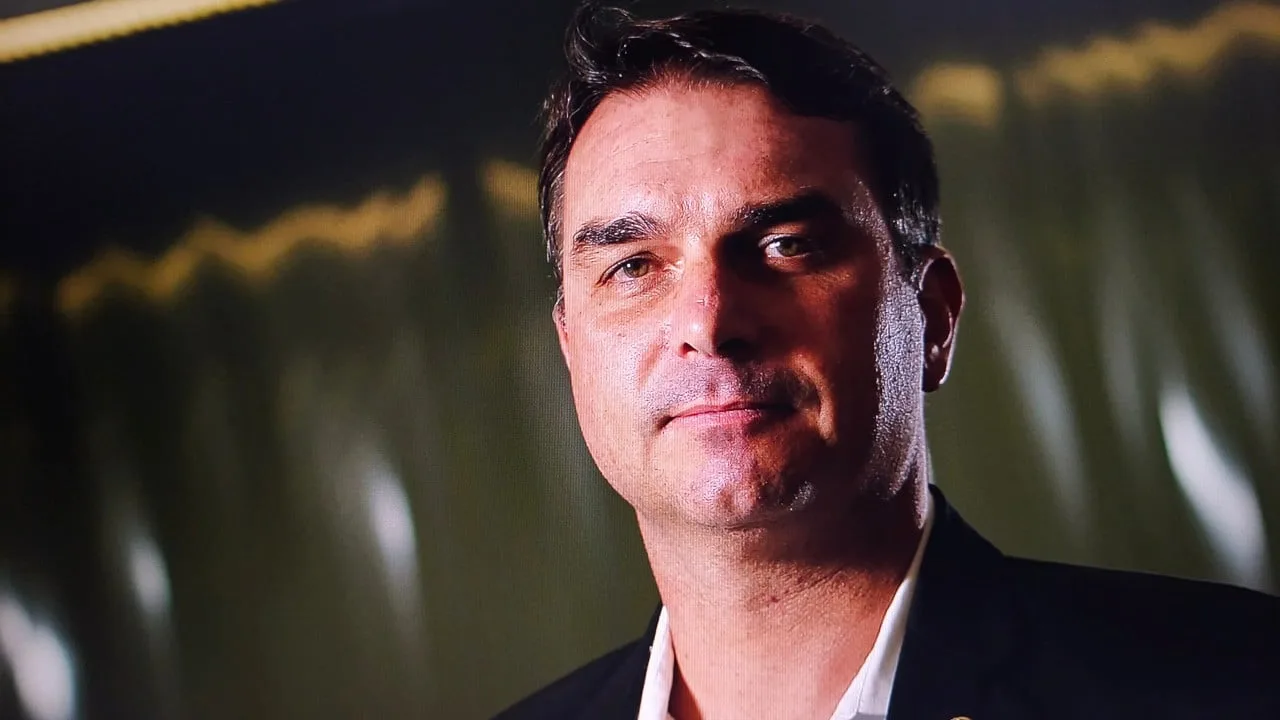 real-brasileiro-cai-2,3%-apos-apoio-de-bolsonaro-a-flavio-nas-eleicoes-de-2026