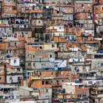 19% das favelas só entram a pé ou de moto: ambulância e lixo não chegam, diz IBGE 2 19%-das-favelas-so-entram-a-pe-ou-de-moto:-ambulancia-e-lixo-nao-chegam,-diz-ibge