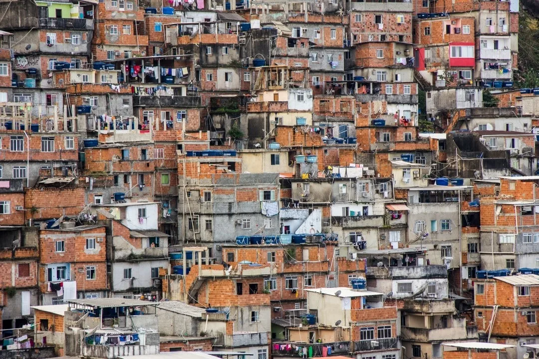 19%-das-favelas-so-entram-a-pe-ou-de-moto:-ambulancia-e-lixo-nao-chegam,-diz-ibge