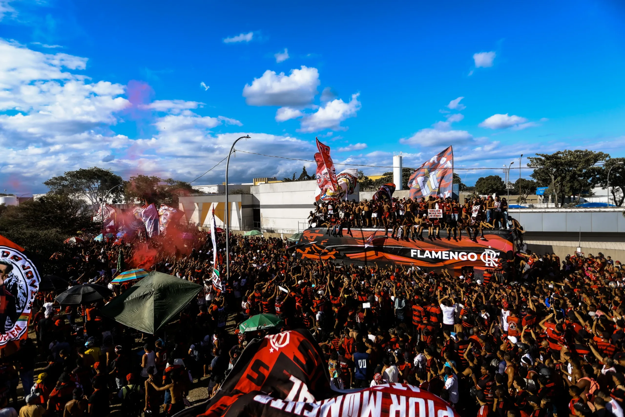 torcida-do-flamengo-prepara-novo-aerofla-antes-de-embarque-para-o-catar