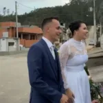 noivos-desviam-caminho-do-altar-para-surpreender-avos-em-sc;-veja