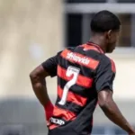 mirassol-e-flamengo-empatam-em-2-a-2-no-primeiro-tempo-movimentado-no-maiao-pelo-brasileirao-ate-os-45-minutos-e-jogo-segue