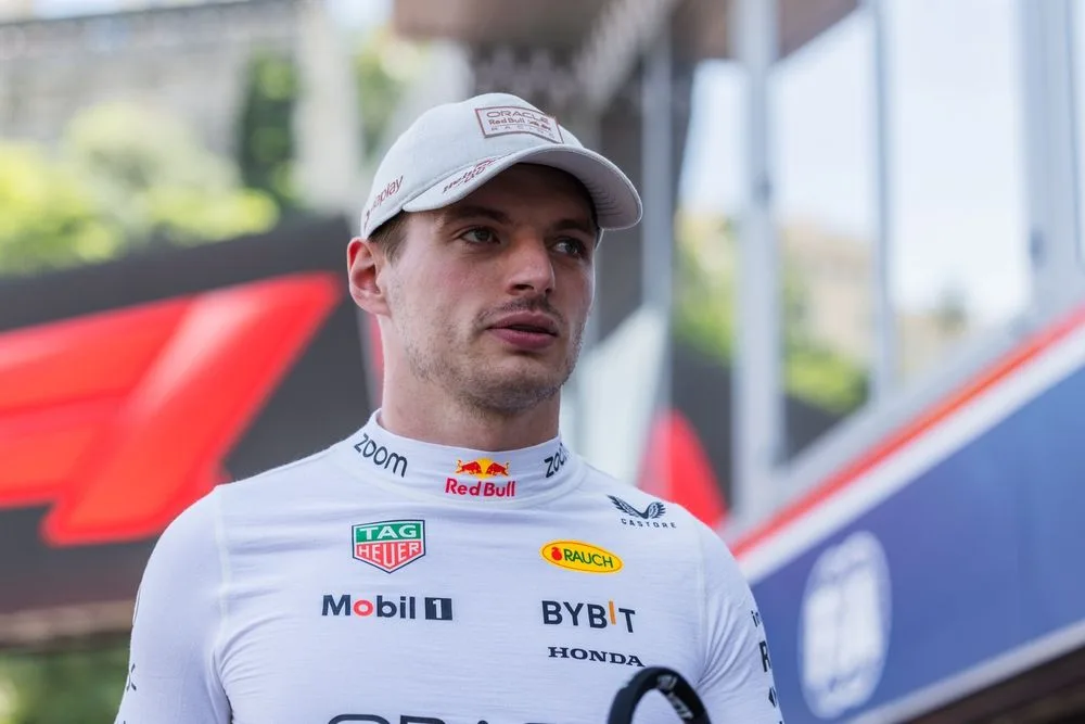 verstappen-conquista-pole-no-gp-de-abu-dhabi-e-pressiona-rivais-pelo-titulo-de-2025