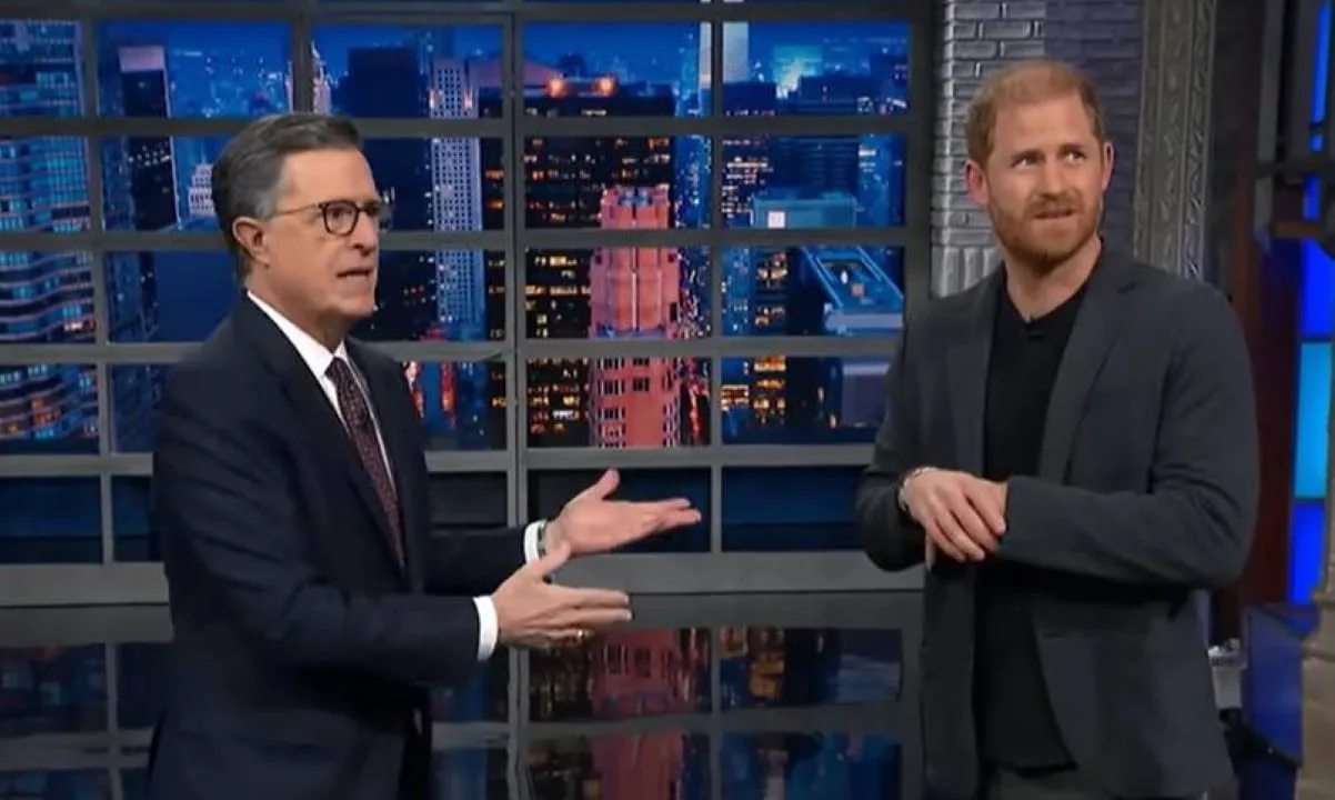 principe-harry-provoca-trump-em-esquete-natalino-no-late-show-de-colbert-e-gera-vaias-da-plateia