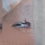 homem-e-resgatado-apos-ficar-ilhado-em-cima-de-carro-em-goiania.-video