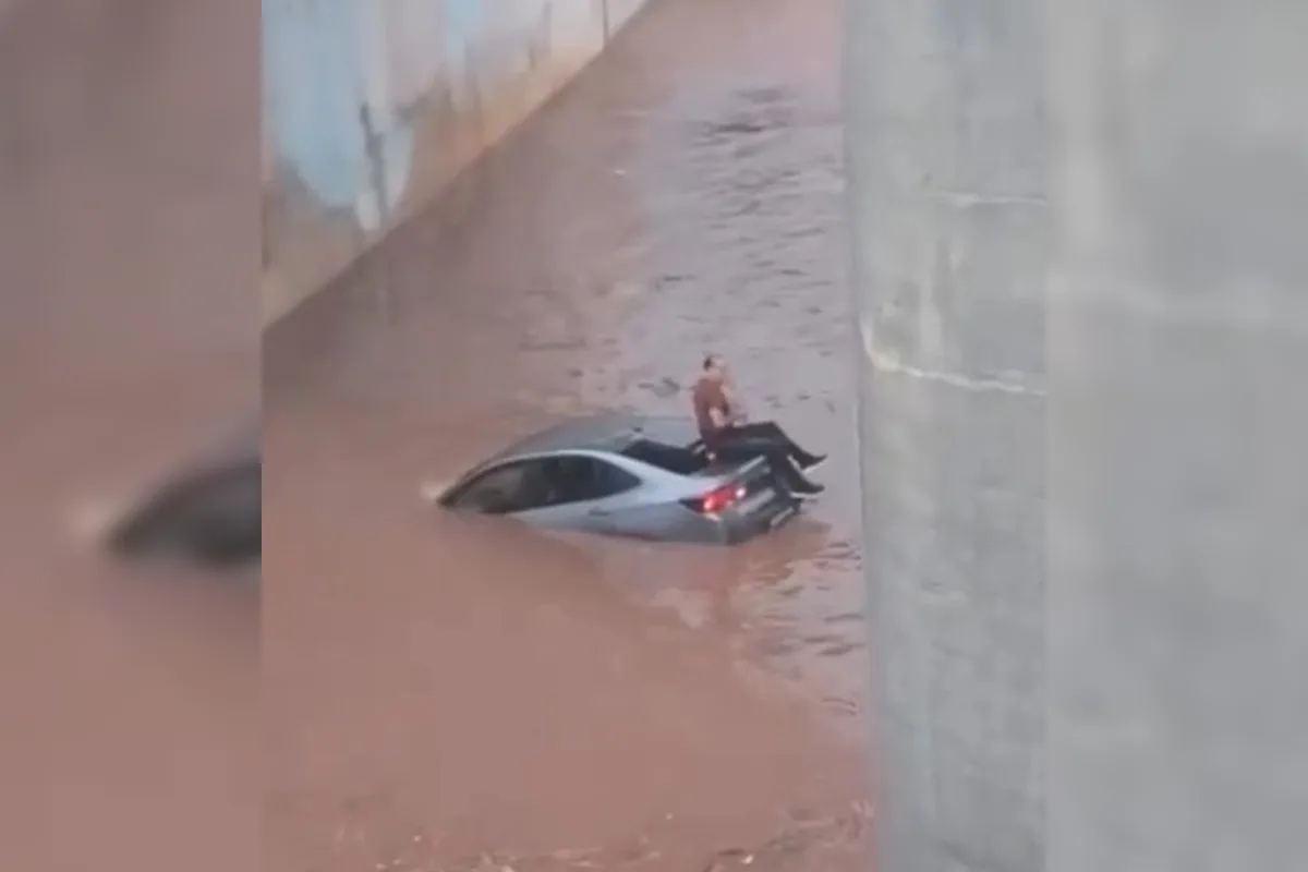 homem-e-resgatado-apos-ficar-ilhado-em-cima-de-carro-em-goiania.-video