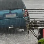 veja-video-do-resgate-da-menina-que-ficou-presa-pelo-cabelo-debaixo-do-carro-na-enxurrada,-em-goiania