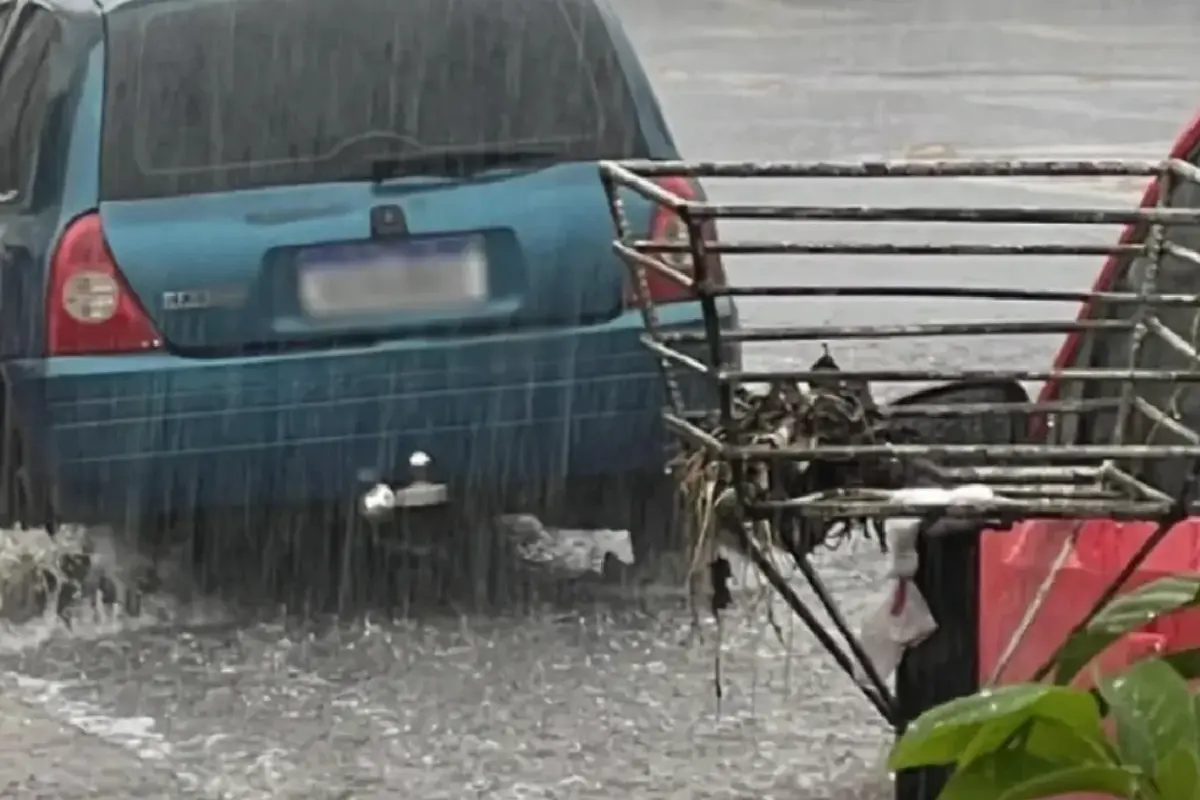 veja-video-do-resgate-da-menina-que-ficou-presa-pelo-cabelo-debaixo-do-carro-na-enxurrada,-em-goiania