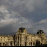 centenas-de-livros-da-colecao-do-museu-do-louvre-sofrem-danos-apos-vazamento-de-agua-–-g1