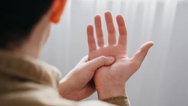 Primeiros sinais que indicam que uma pessoa est&aacute; com Doen&ccedil;a de Parkinson