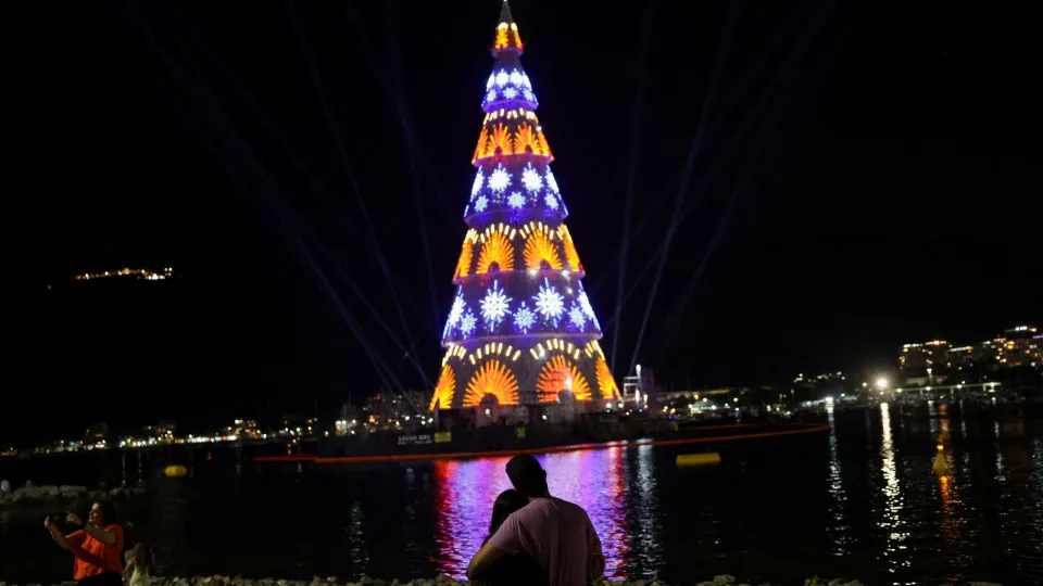 Botafogo's 80-Meter Floating Christmas Tree Dazzles with Millions of Lights