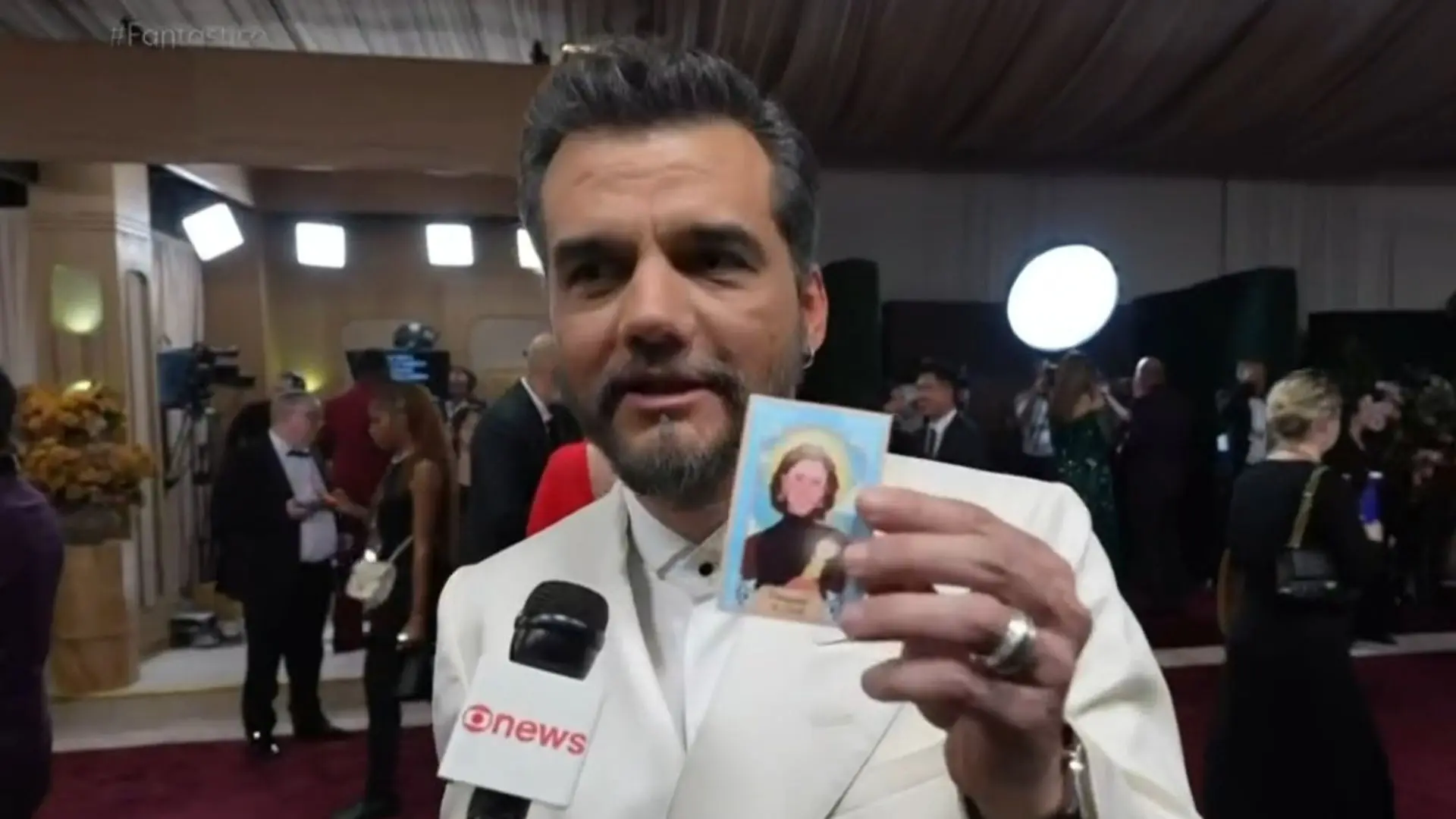 wagner-moura-leva-‘santinho’-de-fernanda-torres-ao-tapete-vermelho-do-globo-de-ouro;-veja