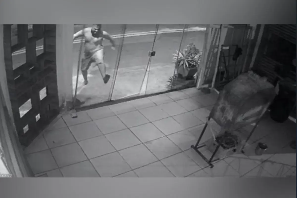 homem-destroi-porta-de-abrigo-e-ameaca-protetora-de-animais-no-tremendao,-em-goiania