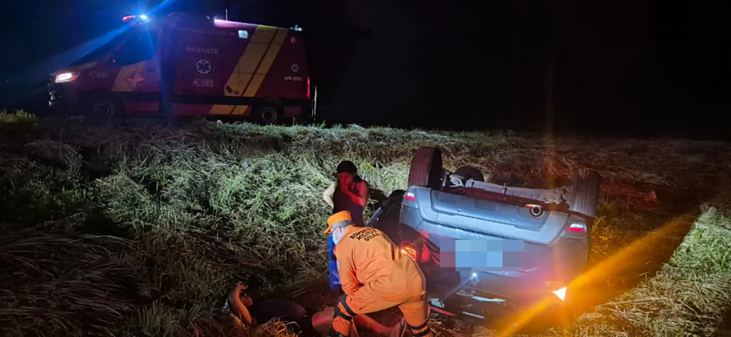 carro-capota-na-br-020-e-deixa-tres-feridos-em-formosa