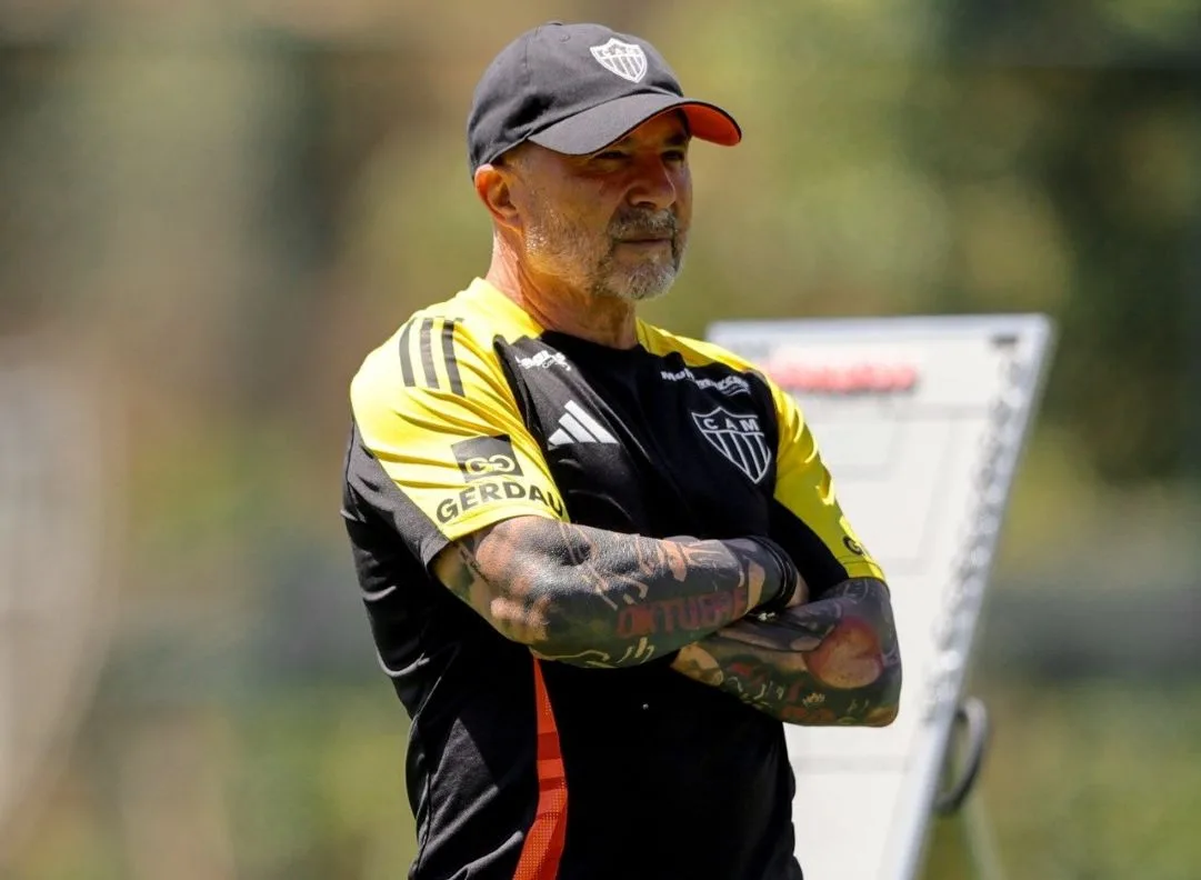 sampaoli-pressiona-diretoria-do-atletico-mg-por-mais-contratacoes-e-destaca-necessidade-de-atacante-e-meio-campista