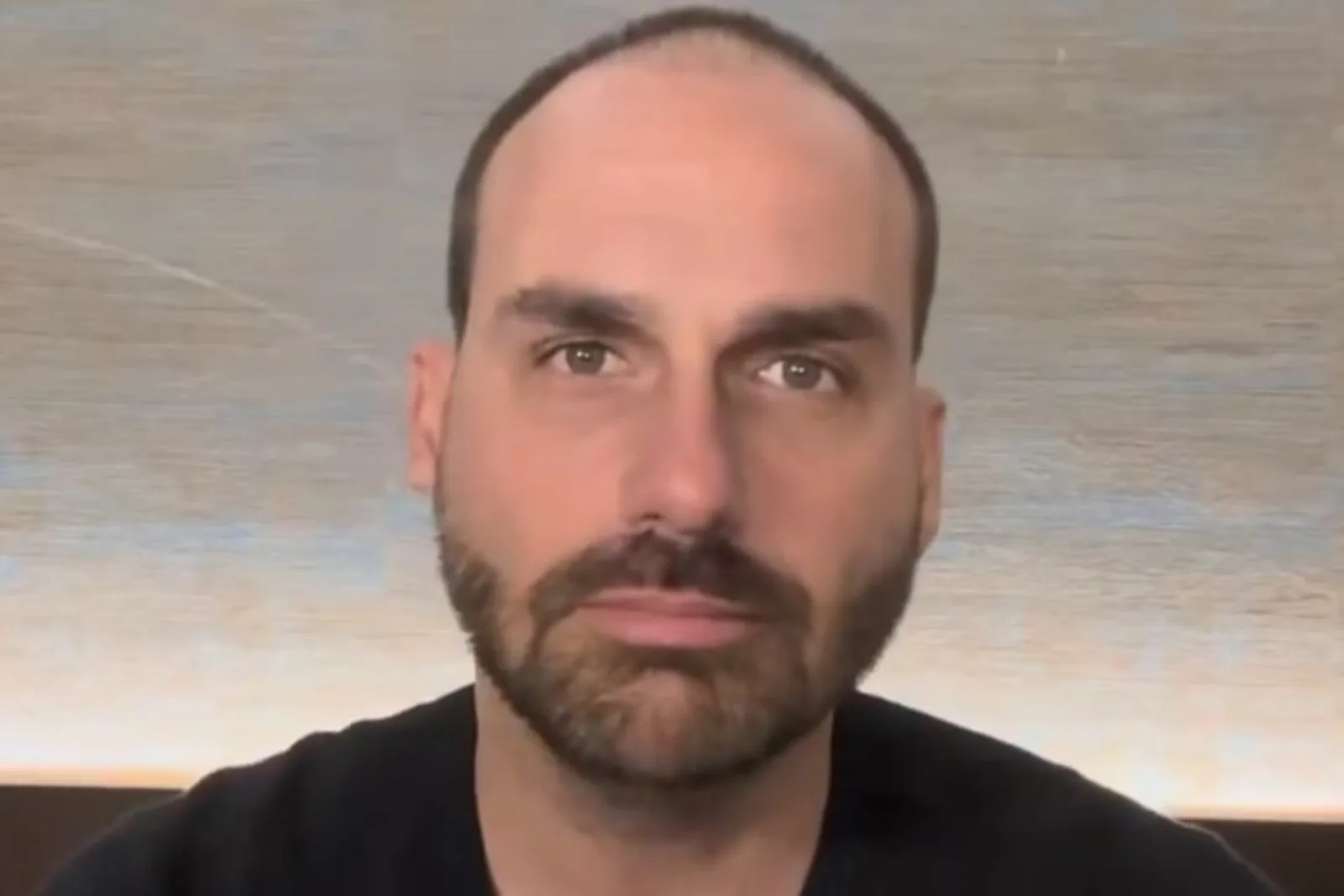 eduardo-compara-prisao-de-bolsonaro-com-a-de-maduro:-“tenho-inveja”