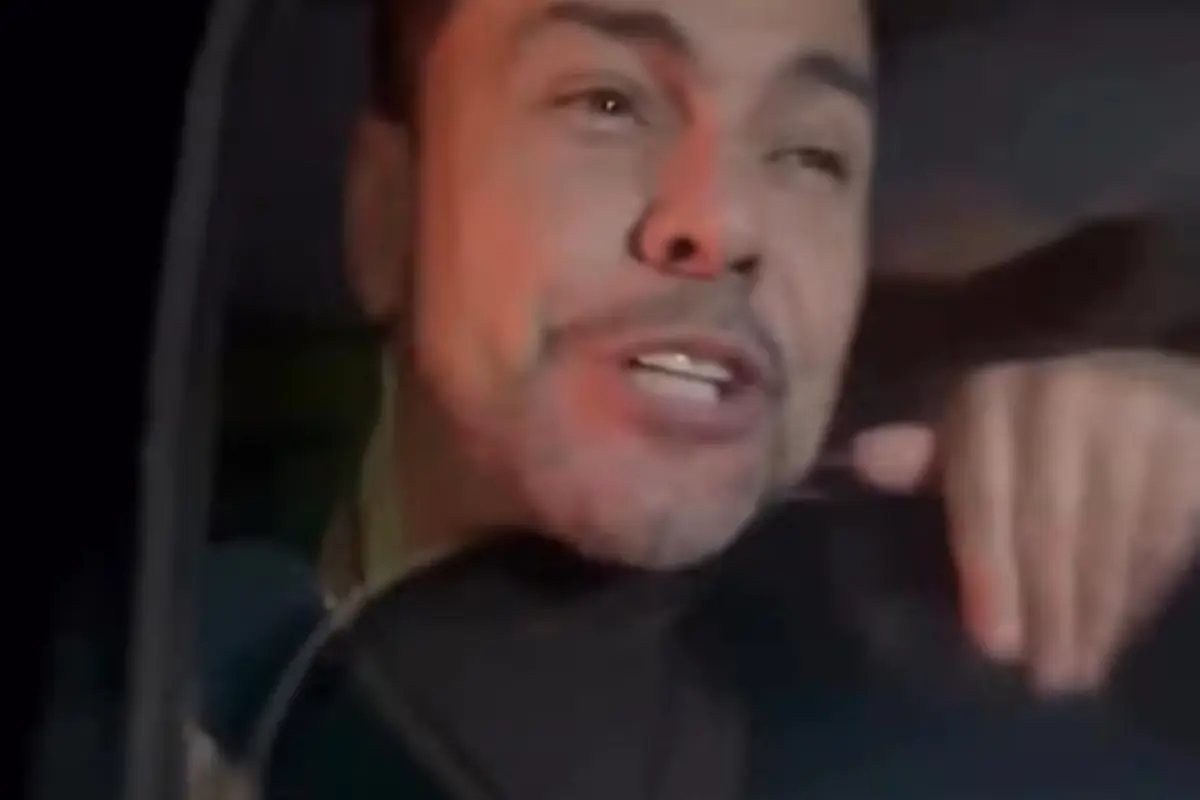 zeze-di-camargo-fica-com-a-cabeca-presa-no-vidro-do-carro-ao-atender-fas;-assista