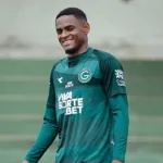 jaja-retorna-aos-treinos-no-goias-e-pode-enfrentar-o-crac;-situacao-de-lucas-ribeiro-segue-indefinida