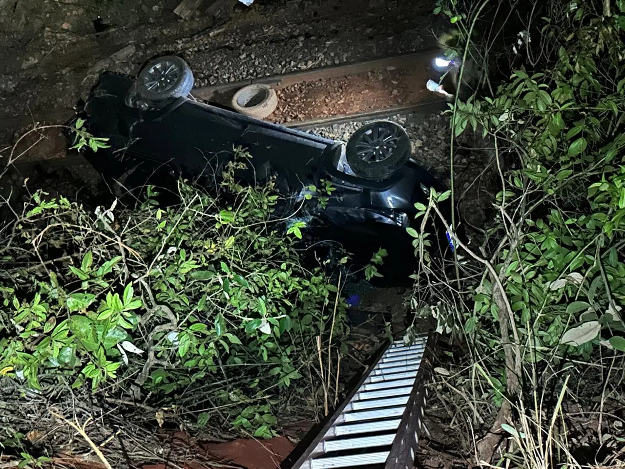 ponte-na-go-521-tem-3a-queda-de-carro-sobre-linha-ferrea-em-6-dias,-em-cidade-ocidental