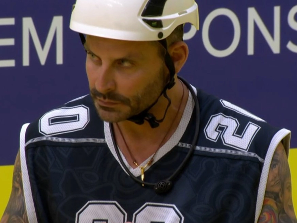 bbb-26:-henri-castelli-e-levado-para-hospital-apos-convulsao,-volta-ao-reality-e-tem-novo-mal-estar