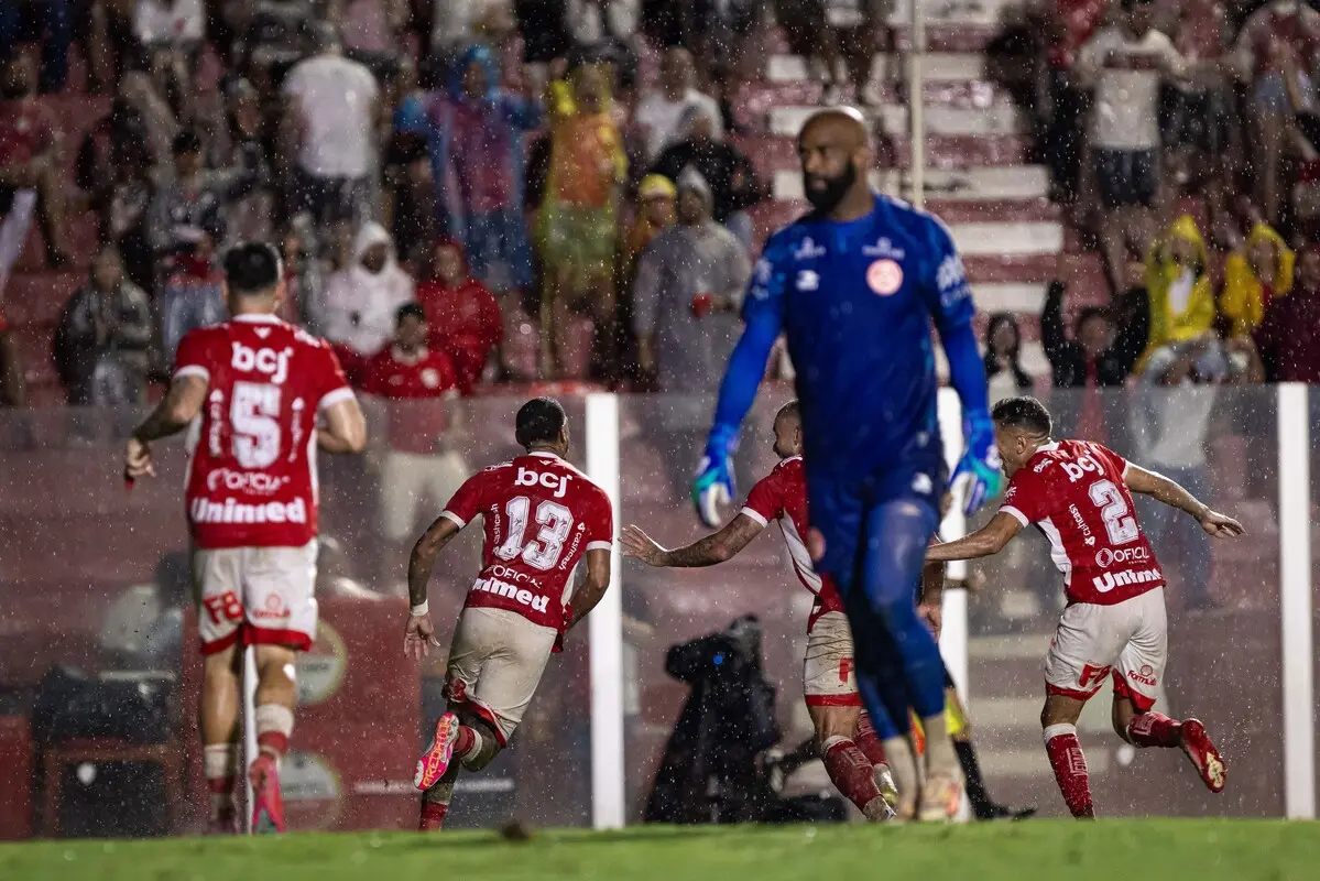 no-oba,-vila-nova-derrota-anapolina-e-assume-a-lideranca-do-goianao