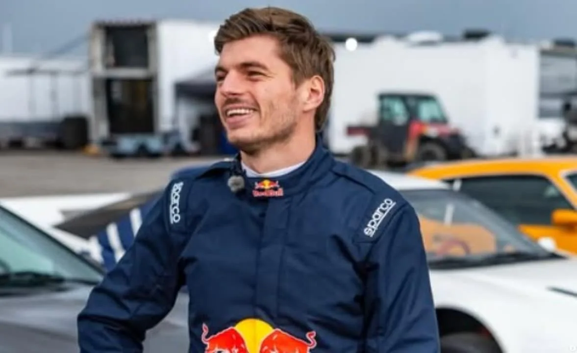 red-bull-revela-novo-ford-mustang-dark-horse-sc-2026-pilotado-por-max-verstappen-em-video-promocional
