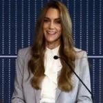 kate-middleton-faz-visita-surpresa-a-hospital-de-londres-em-terno-bordo-com-william