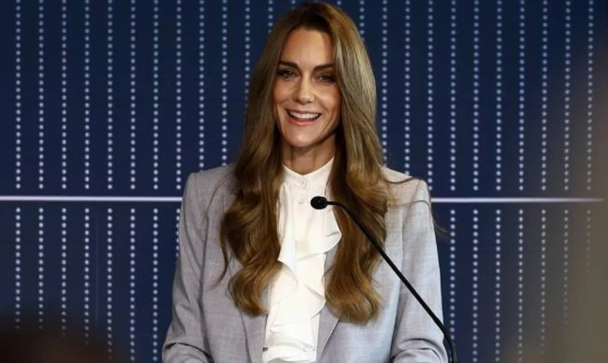 kate-middleton-faz-visita-surpresa-a-hospital-de-londres-em-terno-bordo-com-william