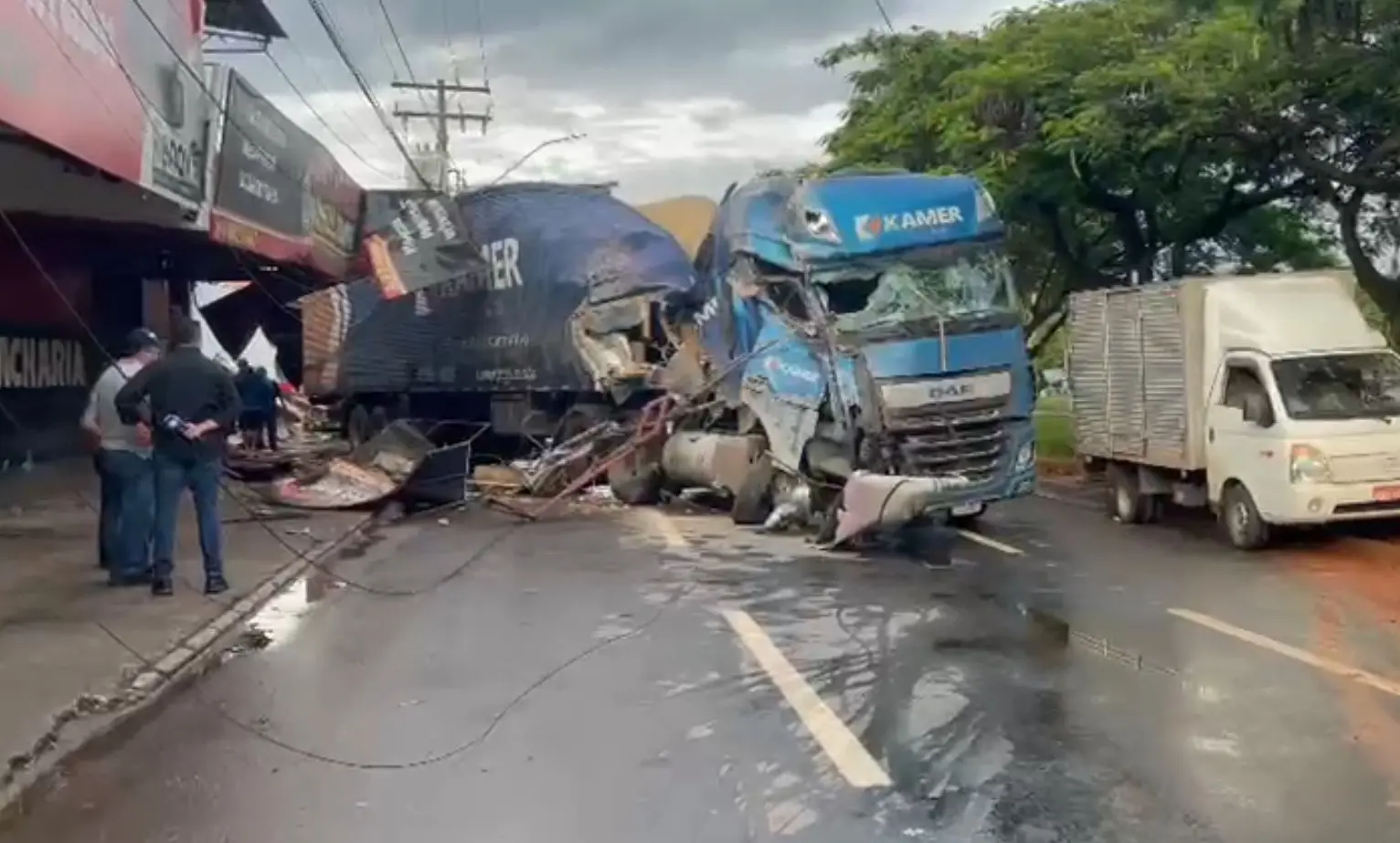 rastro-de-destruicao:-carreta-desgovernada-atinge-fachadas-de-lojas-e-derruba-poste-no-jardim-guanabara;-video