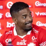 Hayner destaca estreia pelo Vila Nova e ressalta versatilidade para ajudar o clube 6 hayner-destaca-estreia-pelo-vila-nova-e-ressalta-versatilidade-para-ajudar-o-clube