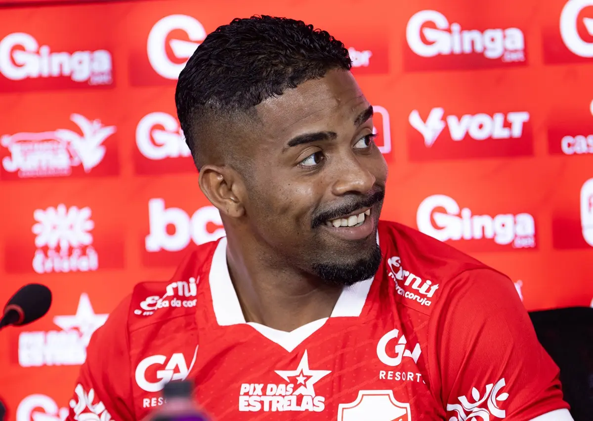hayner-destaca-estreia-pelo-vila-nova-e-ressalta-versatilidade-para-ajudar-o-clube