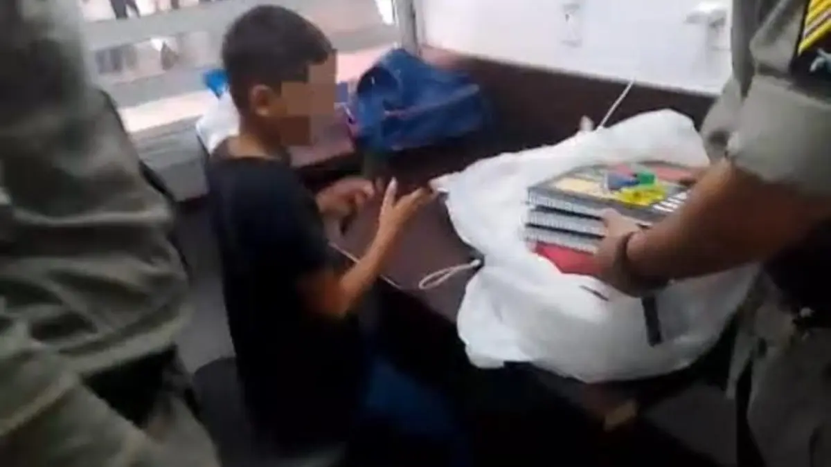 pm-surpreende-crianca-que-vendia-jujubas-para-comprar-material-escolar-em-goiania