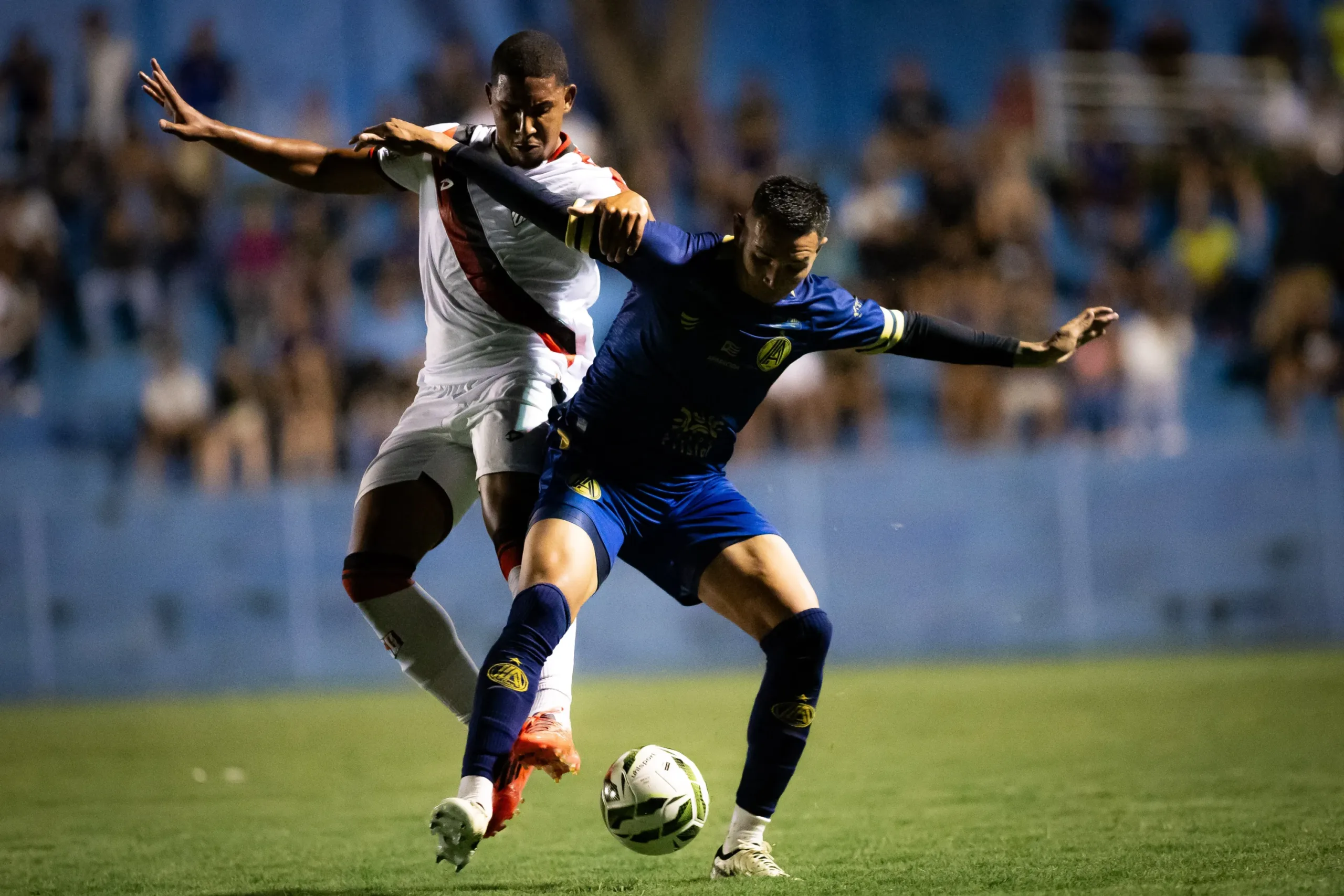 fora-de-casa,-atletico-derrota-a-aparecidense-e-mantem-100%-no-goianao