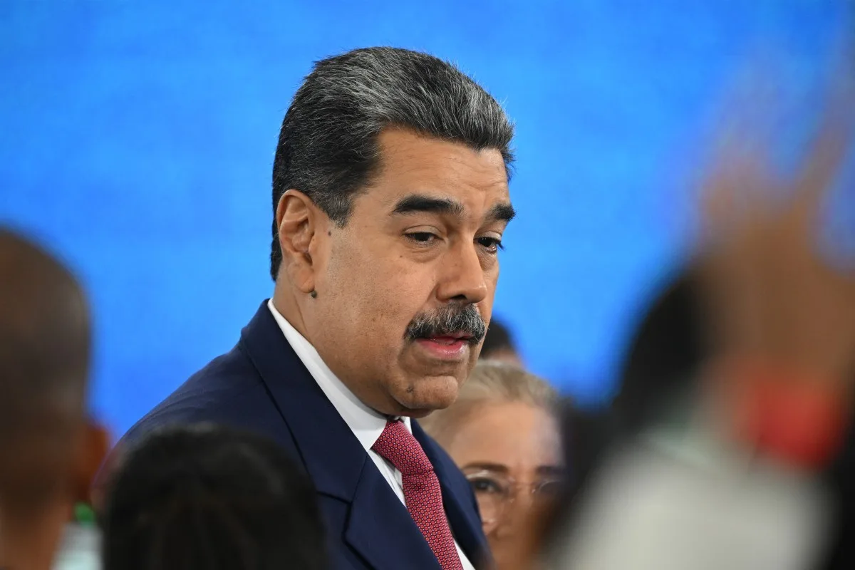 e-#fake-que-foto-mostre-maduro-escoltado-por-agentes-dos-eua-apos-captura;-imagem-foi-criada-com-inteligencia-artificial