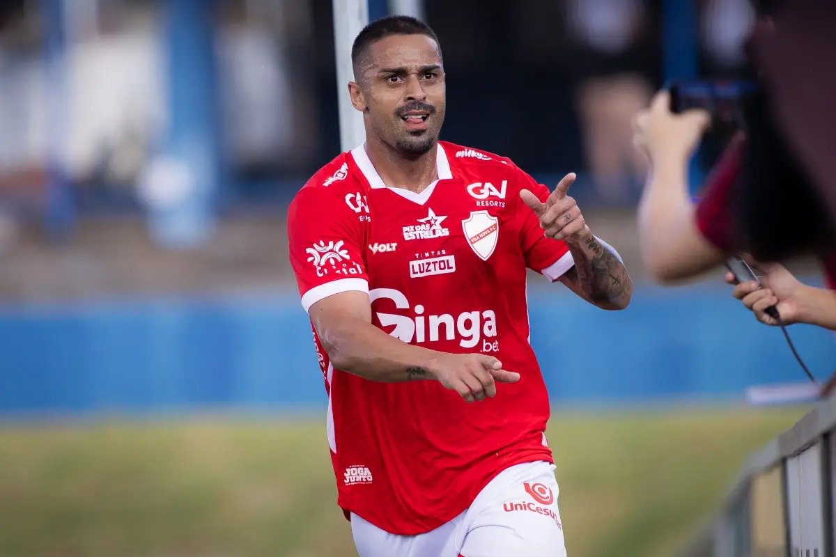 no-jonas-duarte,-vila-nova-derrota-anapolis-e-mantem-100%-de-aproveitamento-no-goianao