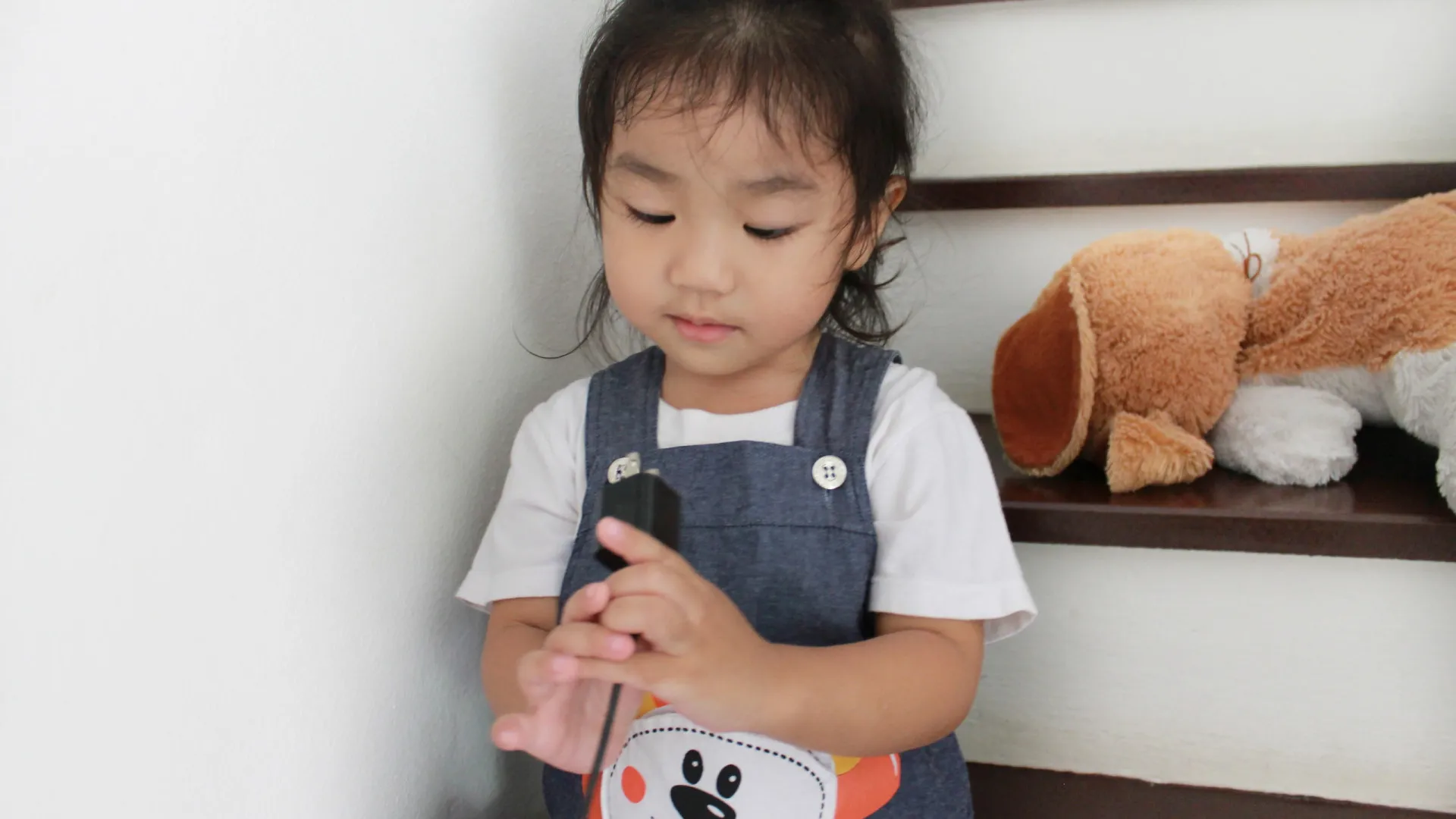 bebe-de-1-ano-cai-da-cama-e-fica-com-carregador-cravado-na-testa-em-mg