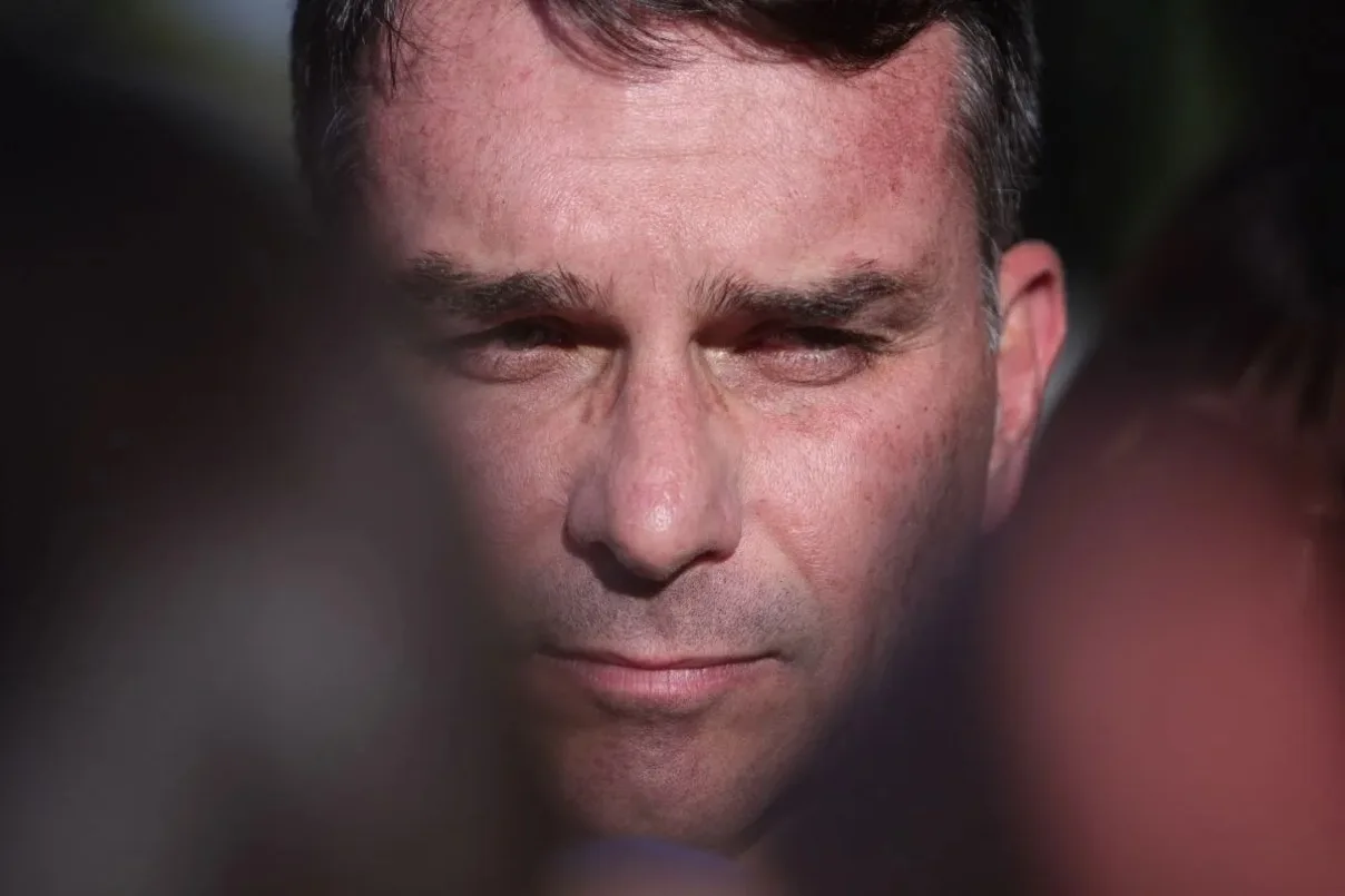 em-pre-campanha,-flavio-bolsonaro-vai-a-israel-bancado-pelo-senado