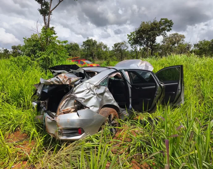 capotamento-deixa-motorista-ferido-na-df-100,-em-formosa