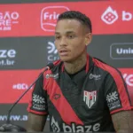 “se-errar,-vai-de-novo”.-alanzinho-revela-conversa-com-rafael-lacerda-antes-da-estreia-com-a-camisa-do-atletico