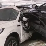 motorista-perde-controle,-invade-concessionaria-e-destroi-carros-no-setor-bueno,-em-goiania